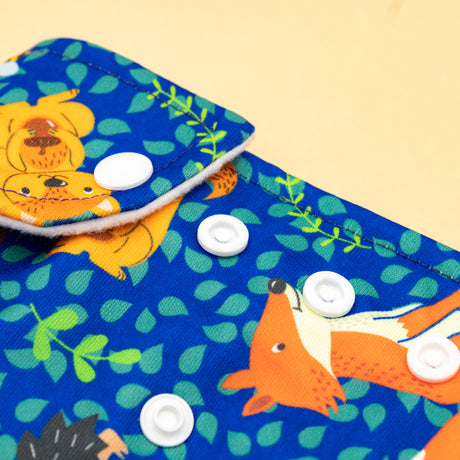 Nahaufnahme der Little Clouds Prefold-Überhose aus PUL im Design Waldtiere mit Druckknöpfen und Fuchsmotiv