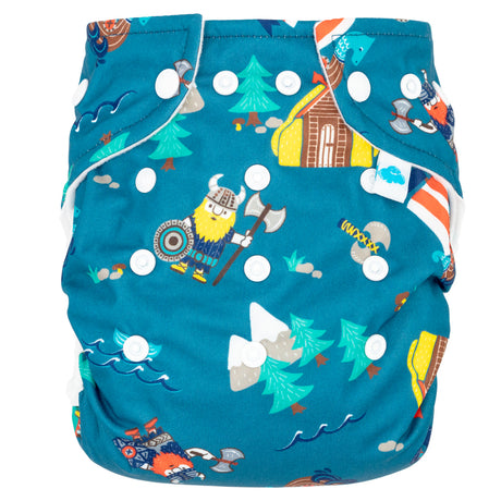 Little Clouds Prefold-Überhose aus PUL im Design Wikinger von vorn mit Druckknopfleiste zur Größenanpassung