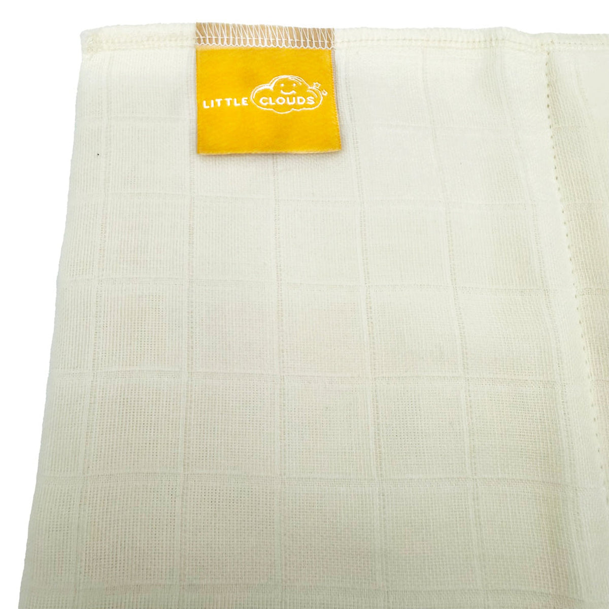 Nahaufnahme des Bio-Baumwollstoffs einer Little Clouds Prefold-Windel mit goldenem Etikett