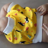 Nahaufnahme einer getragenen Little Clouds Schlupfhose mit weichem Bund und Beinbündchen – Beispiel im Design Papageientaucher