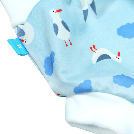 Nahaufnahme der Little Clouds Schlupfhose V2 aus PUL im Design Möwen mit Little-Clouds-Etikett