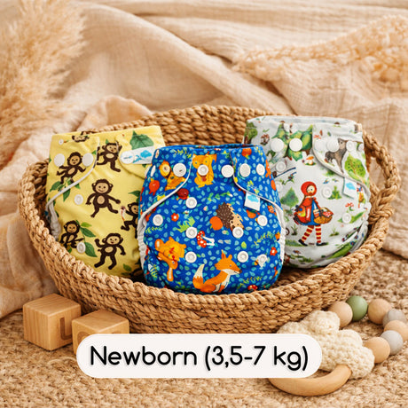 Drei Little Clouds Überhosen in Newborn-Größe (3,5–7 kg) in einem geflochtenen Korb