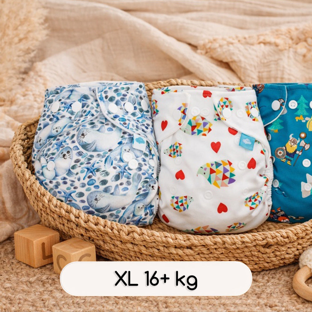 Drei Little Clouds Überhosen in Größe XL (16+ kg) in einem geflochtenen Korb