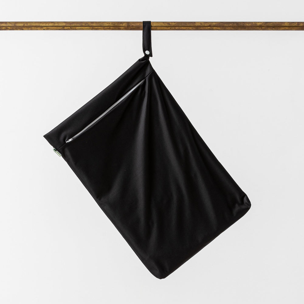 Little Lamb Hanging Nappy Pail XL im Design Black (Schwarz), an einer Holzstange aufgehängt