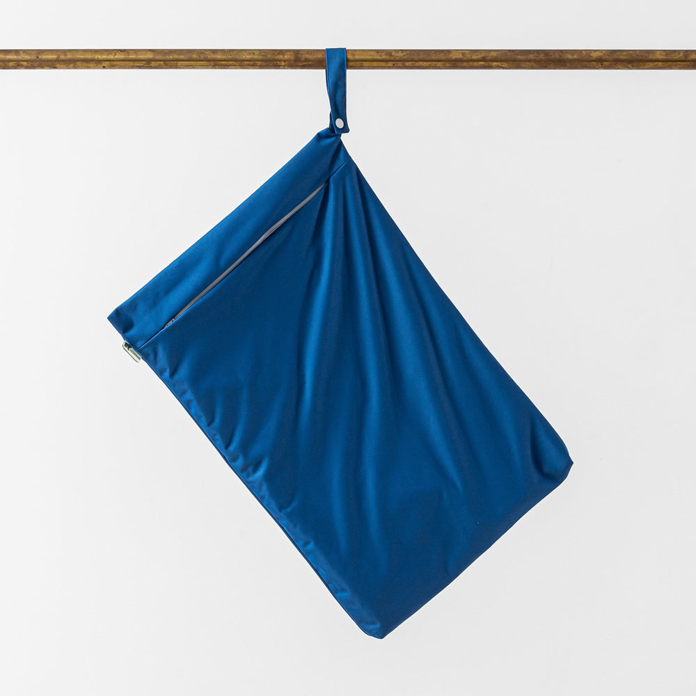 Little Lamb Hanging Nappy Pail XL im Design Denim (Blau), an einer Holzstange aufgehängt