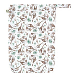 Little Lamb Hanging Nappy Pail XL im Design Head in the Clouds mit Giraffen auf Weiß, von vorn mit Reißverschluss und Schlaufe