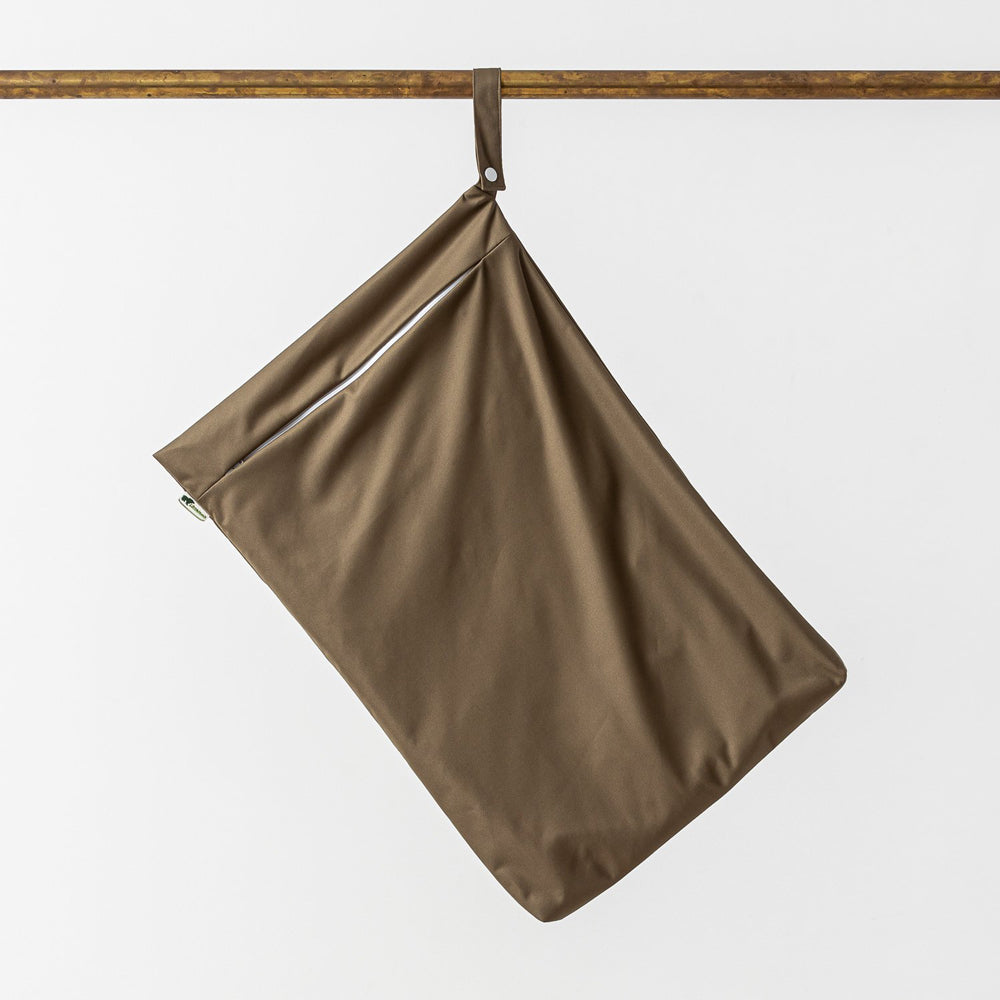 Little Lamb Hanging Nappy Pail XL im Design Khaki (Olivgrün), an einer Holzstange aufgehängt