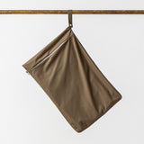 Little Lamb Hanging Nappy Pail XL im Design Khaki (Olivgrün), an einer Holzstange aufgehängt