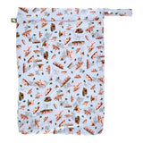 Little Lamb Hanging Nappy Pail XL im Design Sow in Love mit Schweinchen auf Hellblau, von vorn mit Reißverschluss und Schlaufe