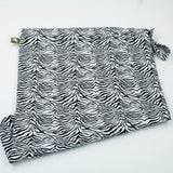 Little Lamb Hanging Nappy Pail XL im Design Total Stripe Out (Zebrafell-Muster), liegend mit Schlaufe