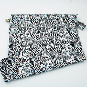 Little Lamb Hanging Nappy Pail XL im Design Total Stripe Out (Zebrafell-Muster), liegend mit Schlaufe