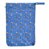 Little Lamb Hanging Nappy Pail XL im Design Truffle Shuffle mit Igeln auf Blau, von vorn mit Reißverschluss und Schlaufe