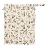 Little Lamb Nasstasche Größe L im Design Loving Ewe mit Schäfchen auf Creme, von vorn mit Trockenfach und Schlaufe