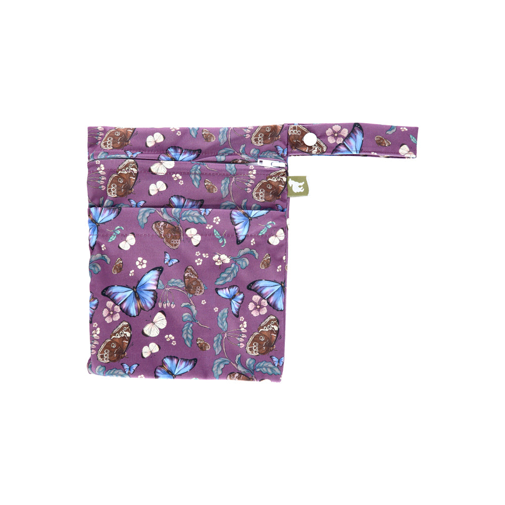 Little Lamb Nasstasche Größe S im Design Butterfly Ballad mit Schmetterlingen auf Violett, von vorn mit Trockenfach und Schlaufe
