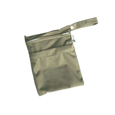 Little Lamb Nasstasche Größe S im Design Khaki (Olivgrün), schräg liegend mit zwei Reißverschlussfächern