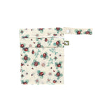 Little Lamb Nasstasche Größe S im Design Ladybug Lullaby mit Marienkäfern auf Creme, von vorn mit Trockenfach und Schlaufe