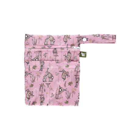 Little Lamb Nasstasche Größe S im Design Moon Gazer mit Hasen auf Rosa, von vorn mit Trockenfach und Schlaufe