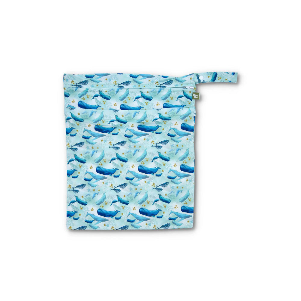 Little Lamb Nasstasche Größe S im Design Under the Sea mit Walen auf Hellblau, von vorn mit Trockenfach und Schlaufe