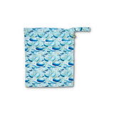 Little Lamb Nasstasche Größe S im Design Under the Sea mit Walen auf Hellblau, von vorn mit Trockenfach und Schlaufe