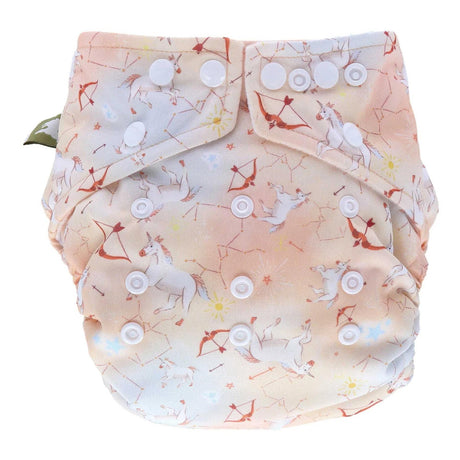 Little Lamb Pocketwindel Sagittarius (Schütze) von vorn, zartes Pfirsich mit Sternen und Pfeilen