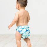 Kleinkind läuft in einer waschbaren Little Lamb Schwimmwindel, Anwendungsbeispiel im Design Under the Sea