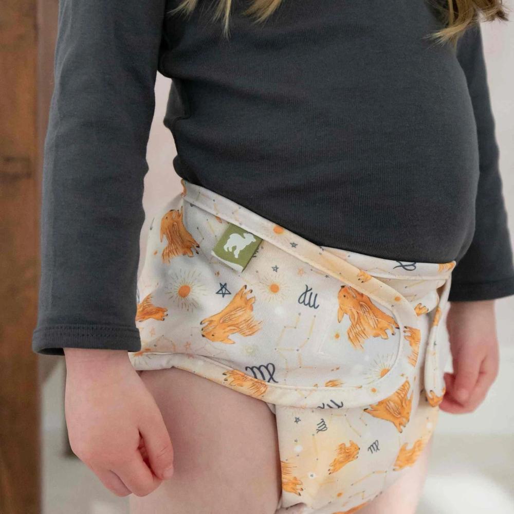 Little Lamb - Überhose (Stretchy PUL-Wrap) - One Size für Babys 9 bis ca. 17 kg