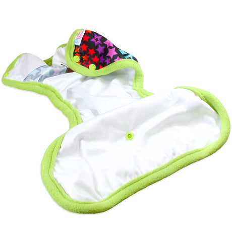 Innenansicht der Petit Lulu SIO-Überhose: glattes PUL-Innenmaterial mit Druckknopf zum Einknöpfen der Booster