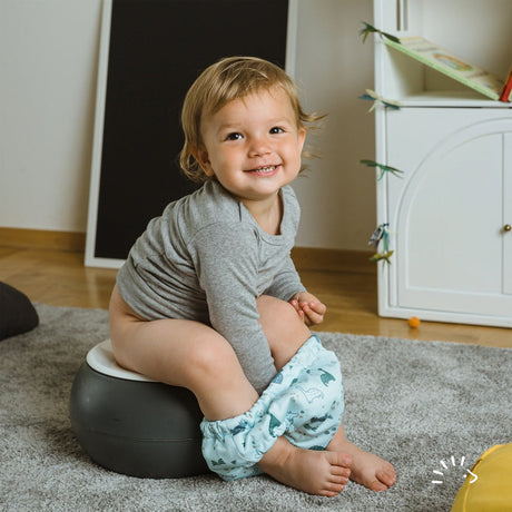 Kleinkind sitzt lachend auf dem Töpfchen, Anwendungsbild zur Popolini Trainerhose