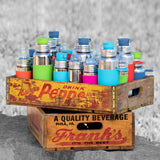 Anwendungsbeispiel: Pura Kiki Edelstahl-Trinklernflasche 325 ml mit XL-Trinklernaufsatz – Pura-Flaschen in einer Holzkiste
