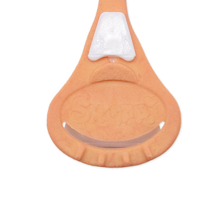 Snappi Windelklammer Größe 1 in Orange (Peach), Nahaufnahme eines Arms mit Snappi-Prägung und Greifzähnen