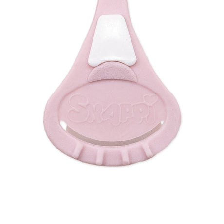 Snappi Windelklammer Größe 1 in Pink (Baby Pink), Nahaufnahme eines Arms mit Snappi-Prägung und Greifzähnen