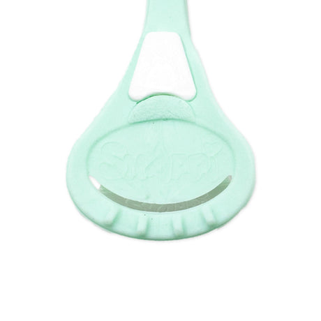 Snappi Windelklammer Größe 2 in Türkis (Mint Green), Nahaufnahme eines Arms mit Snappi-Prägung und Greifzähnen