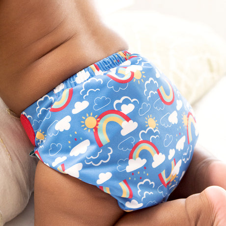 Anwendungsbeispiel: TotsBots Bamboozle Wrap (PeeNut V2.0) Überhose Newborn (2,5–8 kg) im Design Rainbow Skies