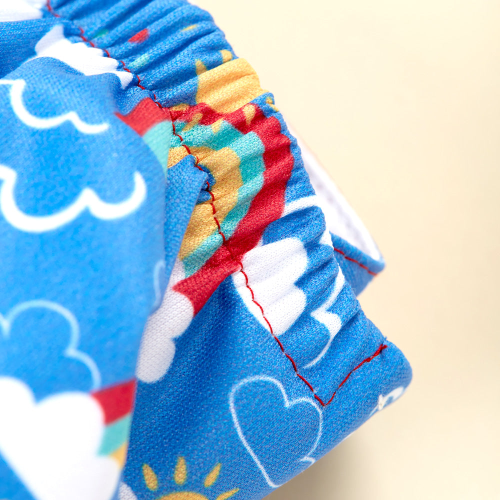TotsBots Bamboozle Wrap (PeeNut V2.0) Überhose Newborn (2,5–8 kg) im Design Rainbow Skies, Detailansicht – Ansicht 3