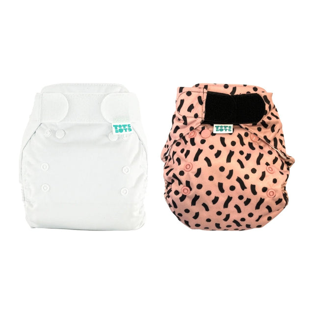 TotsBots Bamboozle Wrap Überhose One Size in den zwei lieferbaren Designs Weiß und Pink Confetti nebeneinander