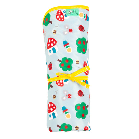 TotsBots Happy Mat wasserdichte Wickelunterlage (72 × 47 cm) im Design Mushroom Town, aufgerollt