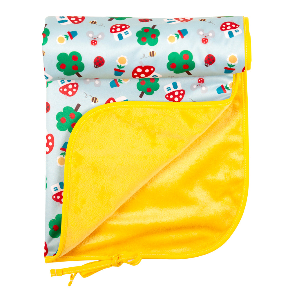 TotsBots Happy Mat wasserdichte Wickelunterlage (72 × 47 cm) im Design Mushroom Town, halb aufgerollt