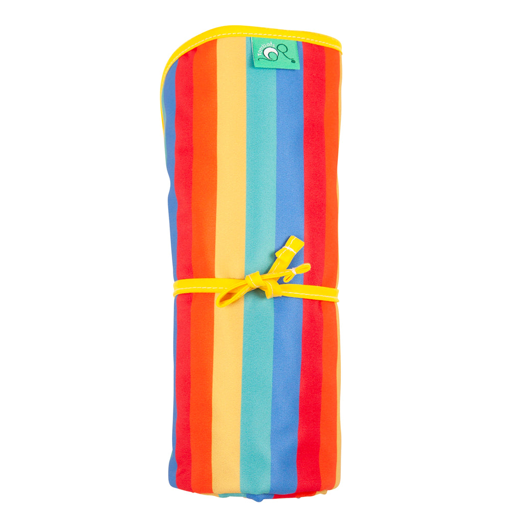 TotsBots Happy Mat wasserdichte Wickelunterlage (72 × 47 cm) im Design Rainbow Stripe, aufgerollt