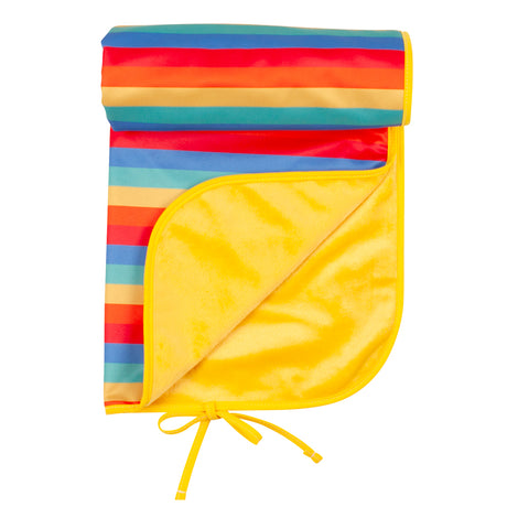 TotsBots Happy Mat wasserdichte Wickelunterlage (72 × 47 cm) im Design Rainbow Stripe, halb aufgerollt