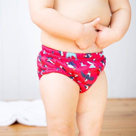 Kind trägt die TotsBots Pull-up Schwimmwindel Größe 4 (18–24 Monate) im Design Puffling Paddle