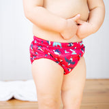 Kind trägt die TotsBots Pull-up Schwimmwindel Größe 5 (2–3 Jahre) im Design Puffling Paddle