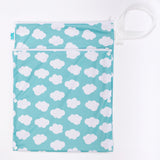TotsBots doppelter Wetbag mit Trockenfach (Wet & Dry Bag, 38 × 30 cm) im Design Fluffy Cloud – Ansicht 2