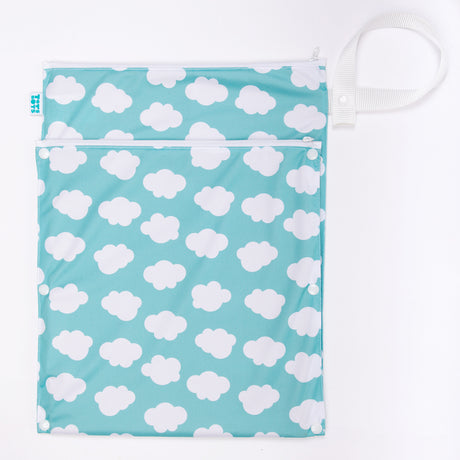 TotsBots doppelter Wetbag mit Trockenfach (Wet & Dry Bag, 38 × 30 cm) im Design Fluffy Cloud – Ansicht 2