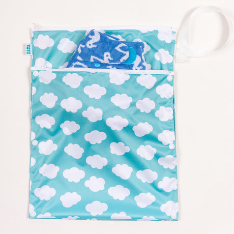 TotsBots doppelter Wetbag mit Trockenfach (Wet & Dry Bag, 38 × 30 cm) im Design Fluffy Cloud – Ansicht 4