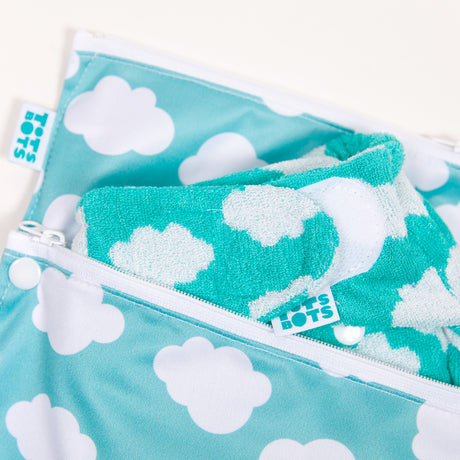 TotsBots doppelter Wetbag mit Trockenfach (Wet & Dry Bag, 38 × 30 cm) im Design Fluffy Cloud