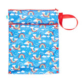 TotsBots doppelter Wetbag mit Trockenfach (Wet & Dry Bag, 38 × 30 cm) im Design Rainbow Skies – Ansicht 2