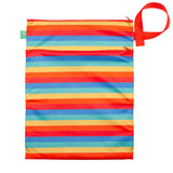 TotsBots doppelter Wetbag mit Trockenfach (Wet & Dry Bag, 38 × 30 cm) im Design Rainbow Stripe