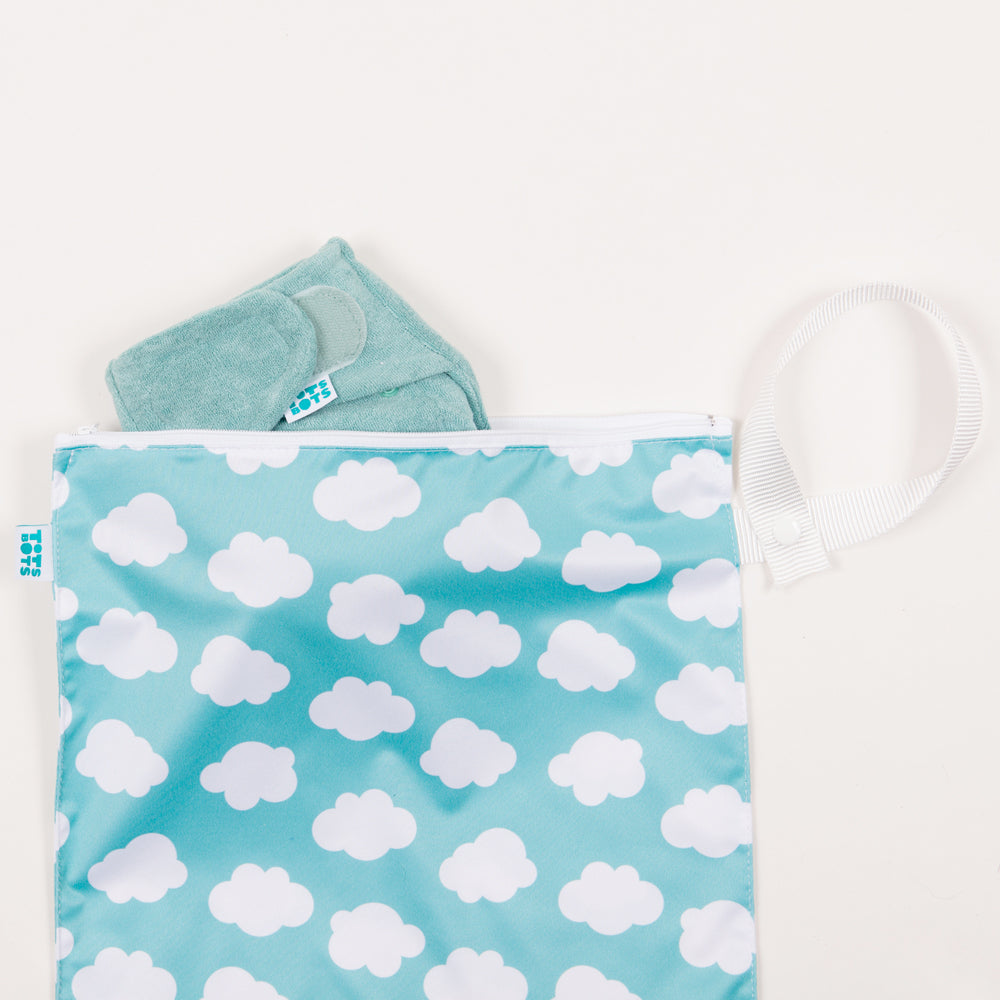 TotsBots Wetbag Gr. M (38 × 30 cm), wasserdichter Windelsack im Design Fluffy Cloud – Ansicht 2