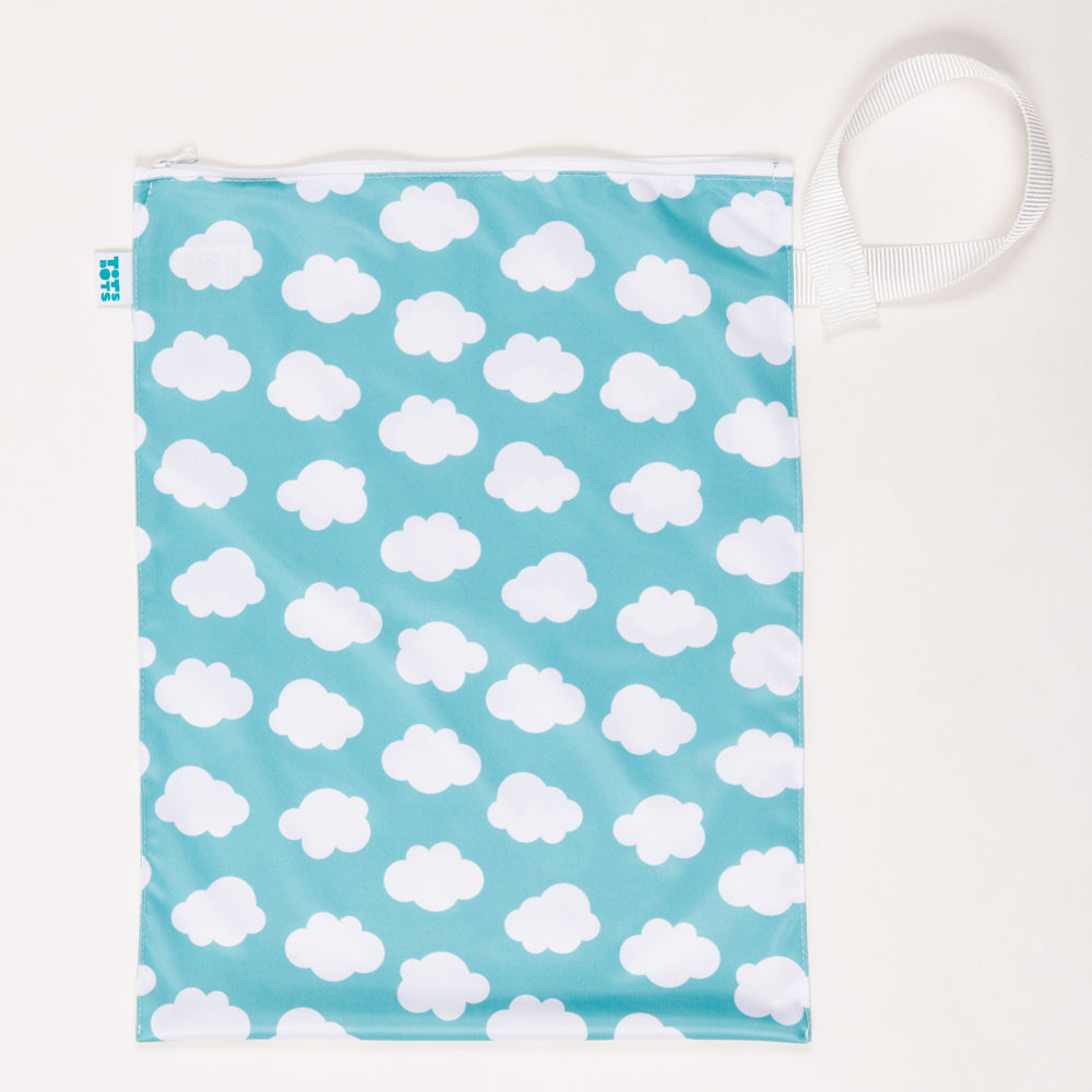 TotsBots Wetbag Gr. M (38 × 30 cm), wasserdichter Windelsack im Design Fluffy Cloud – Ansicht 3