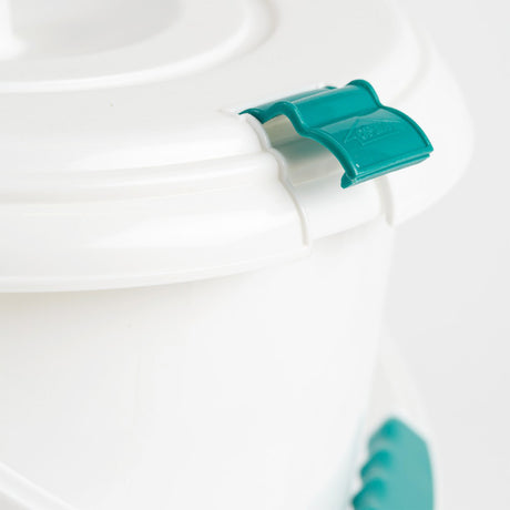 TotsBots Windeleimer mit Schnappverschluss (16 Liter) – Ansicht 2